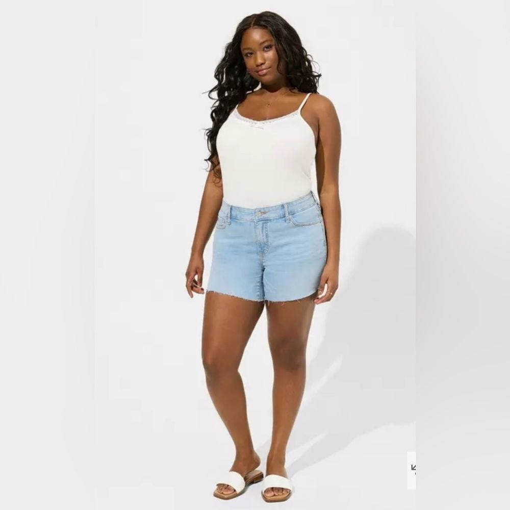 Torrid Size 28 5 Inch Perfect Boyfriend Classic Denim Mid-Rise Short Light Wash